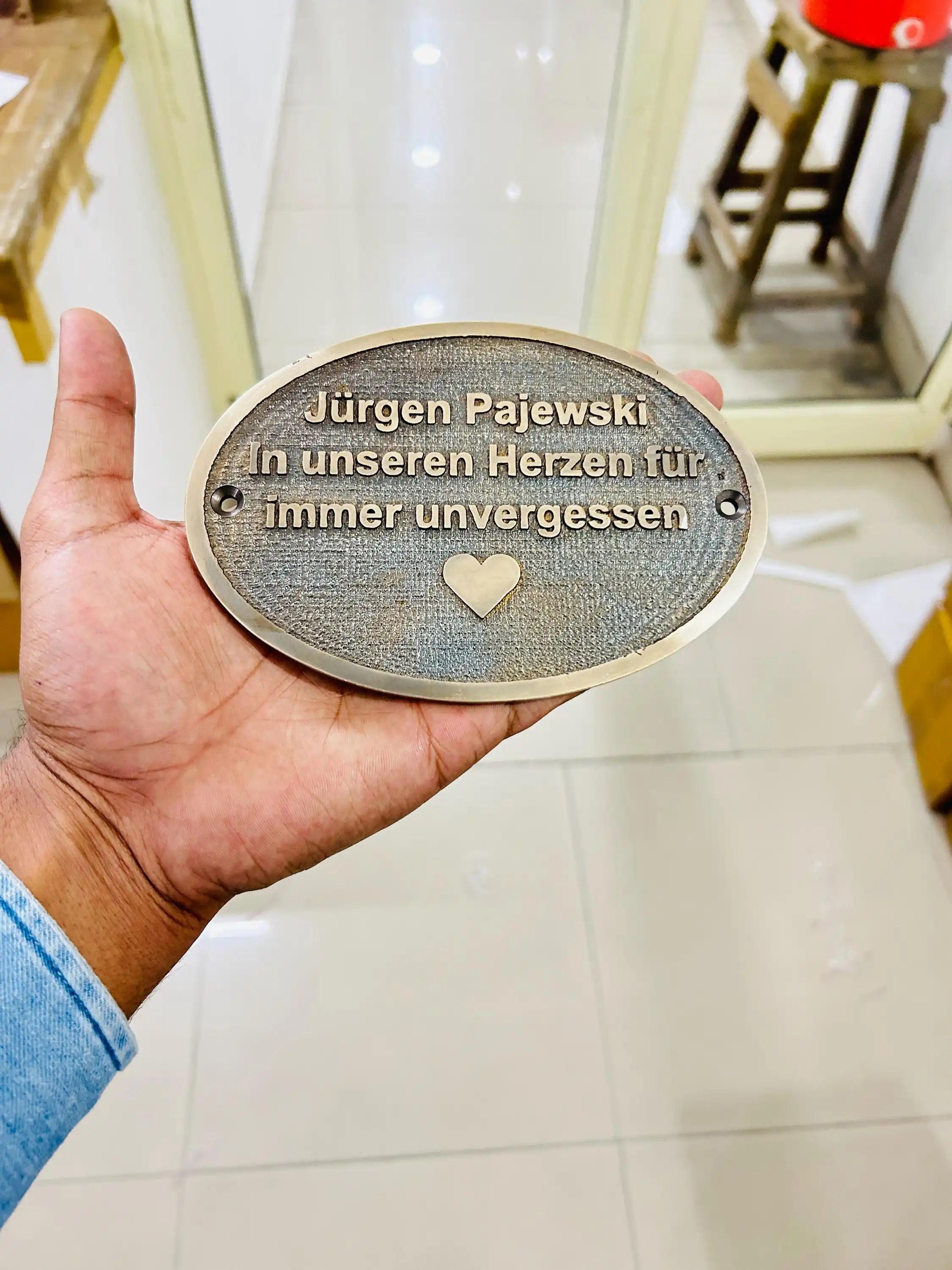 Runde Ehrentafel Messing – Detailansicht der Gravur
