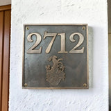 Hausnummernschild Bronze & Messing – Detailansicht der Gravur