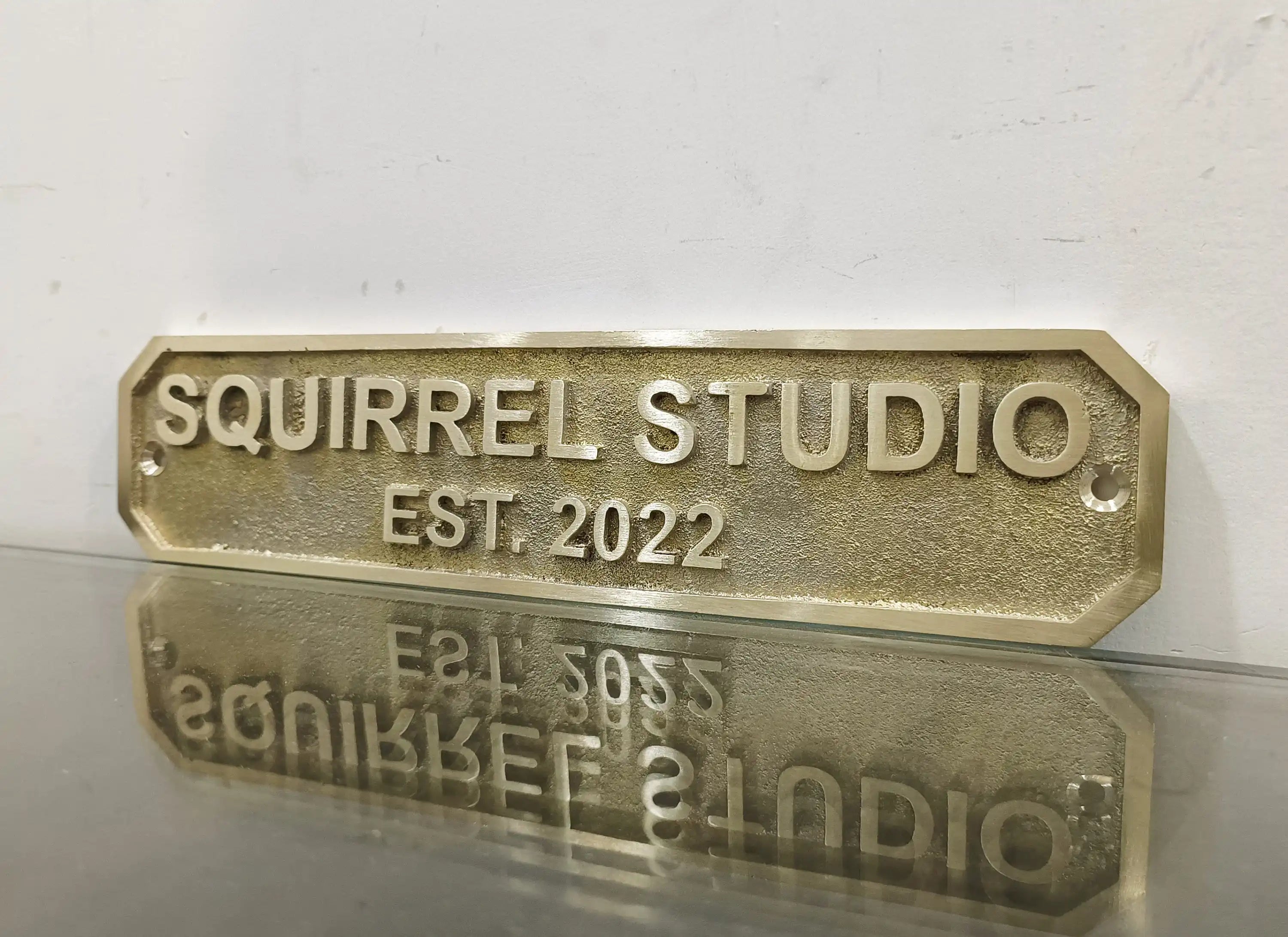 Messingschild mit Gravur – handgefertigt in traditioneller Gusstechnik