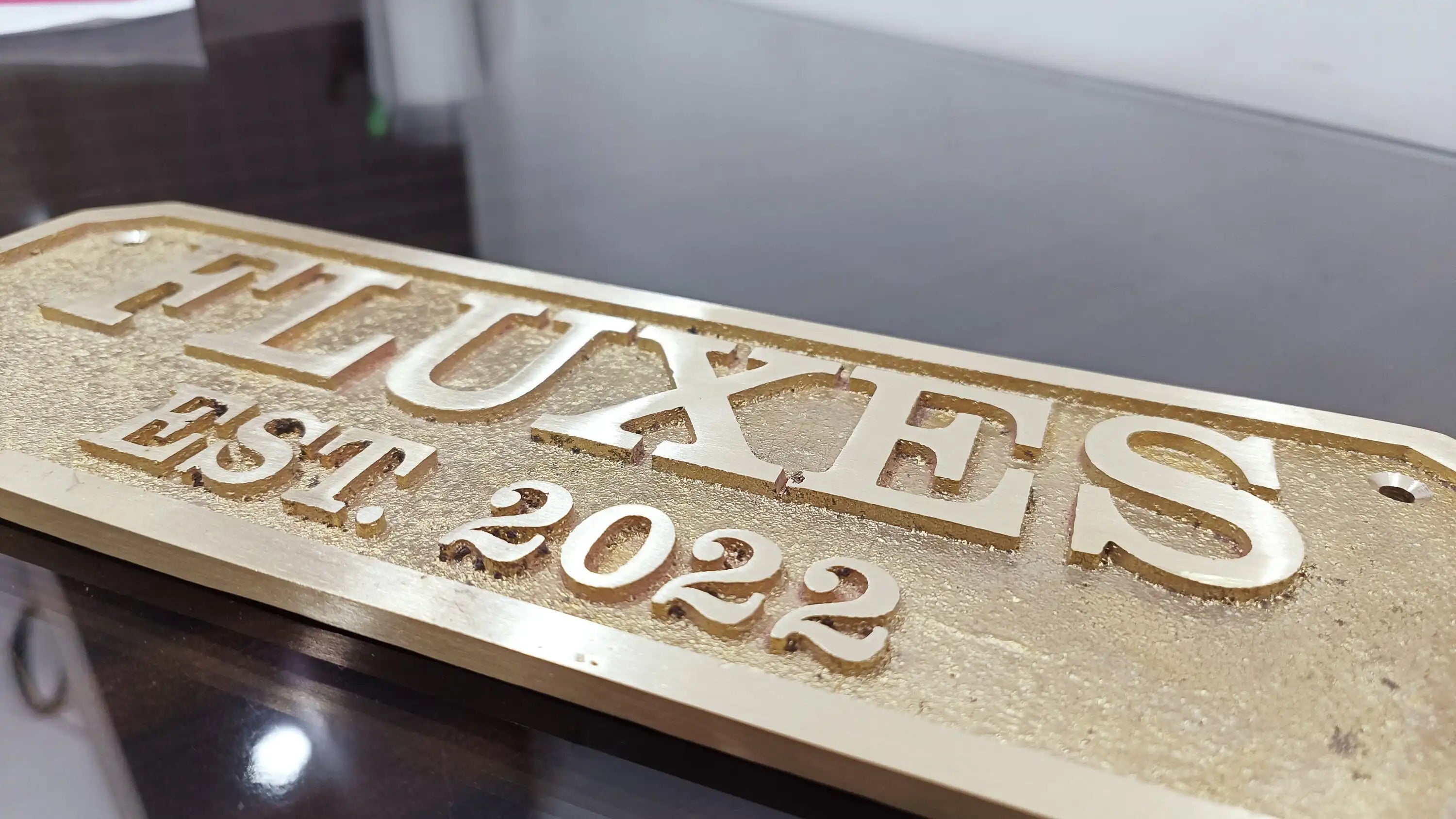 Messingschild mit Gravur – handgefertigt in traditioneller Gusstechnik