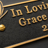 Nahaufnahme der erhabenen Goldschrift und des sandgestrahlten Hintergrunds einer Gussbronze-Gedenktafel