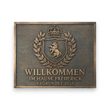 Bronzetafel mit Familienwappen – Detailansicht der Gravur