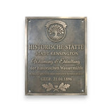 Bronzetafel historische Stätte – Detailansicht der Gravur