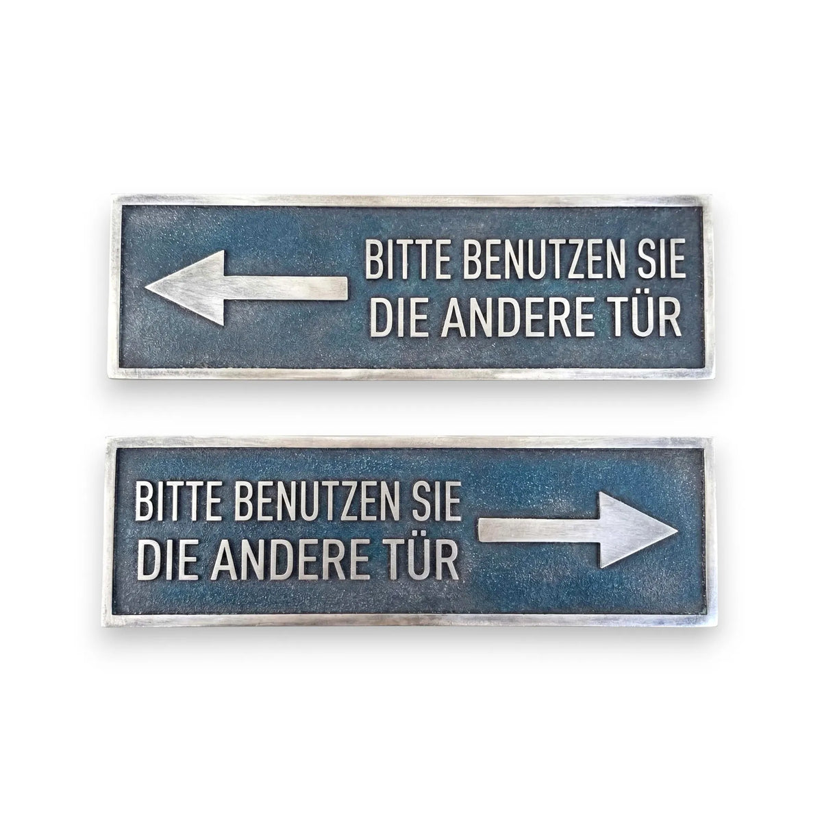 Wegweiser Büro – Detailansicht der Gravur