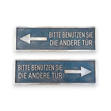 Wegweiser Büro – Detailansicht der Gravur